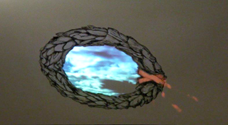 Adriane Wachholz: Kranz, 2011, installci (pencil drawing on the ceiling, video projection)